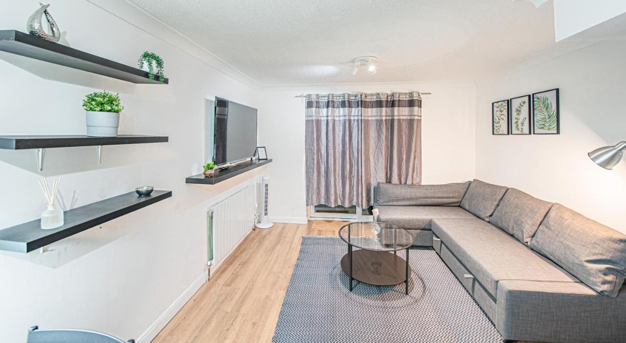 Bright Cosy With Parking And Outdoor Patio *