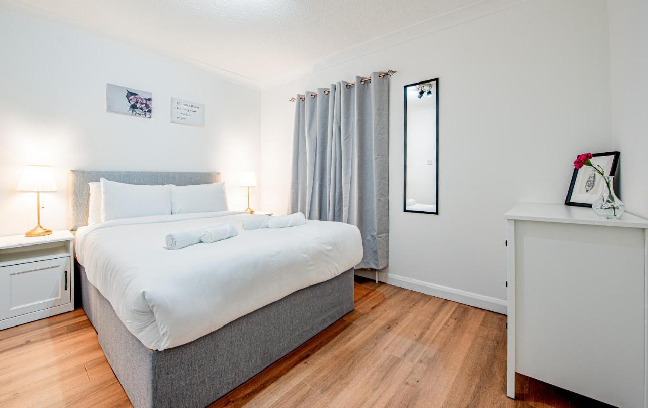 Bright Cosy With Parking And Outdoor Patio London