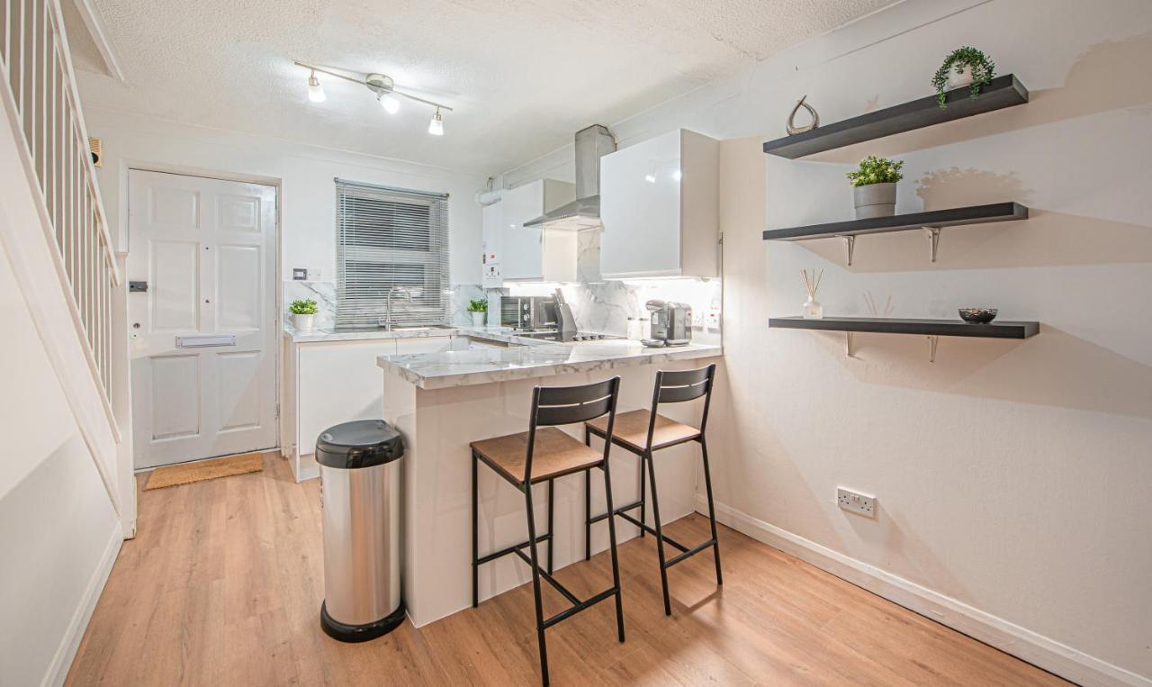Bright Cosy With Parking And Outdoor Patio Apartment *