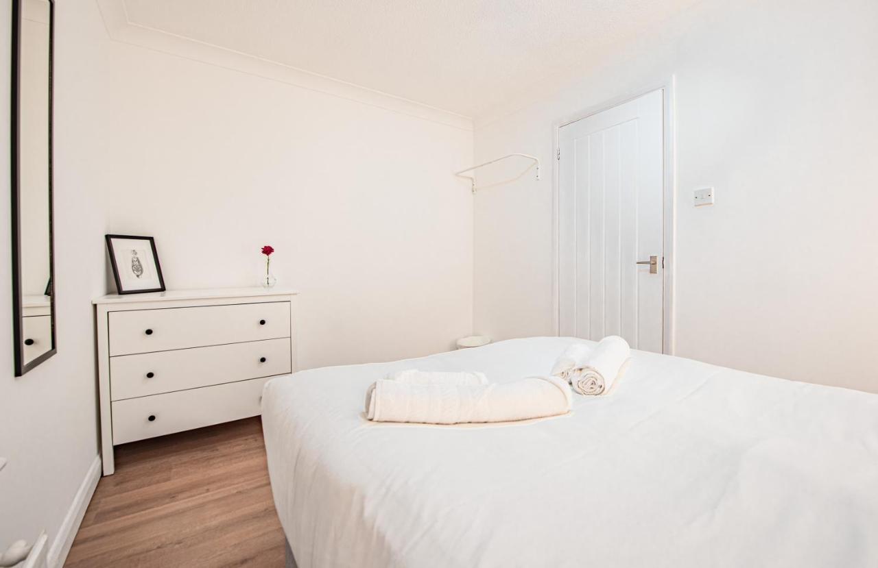 Bright Cosy With Parking And Outdoor Patio *