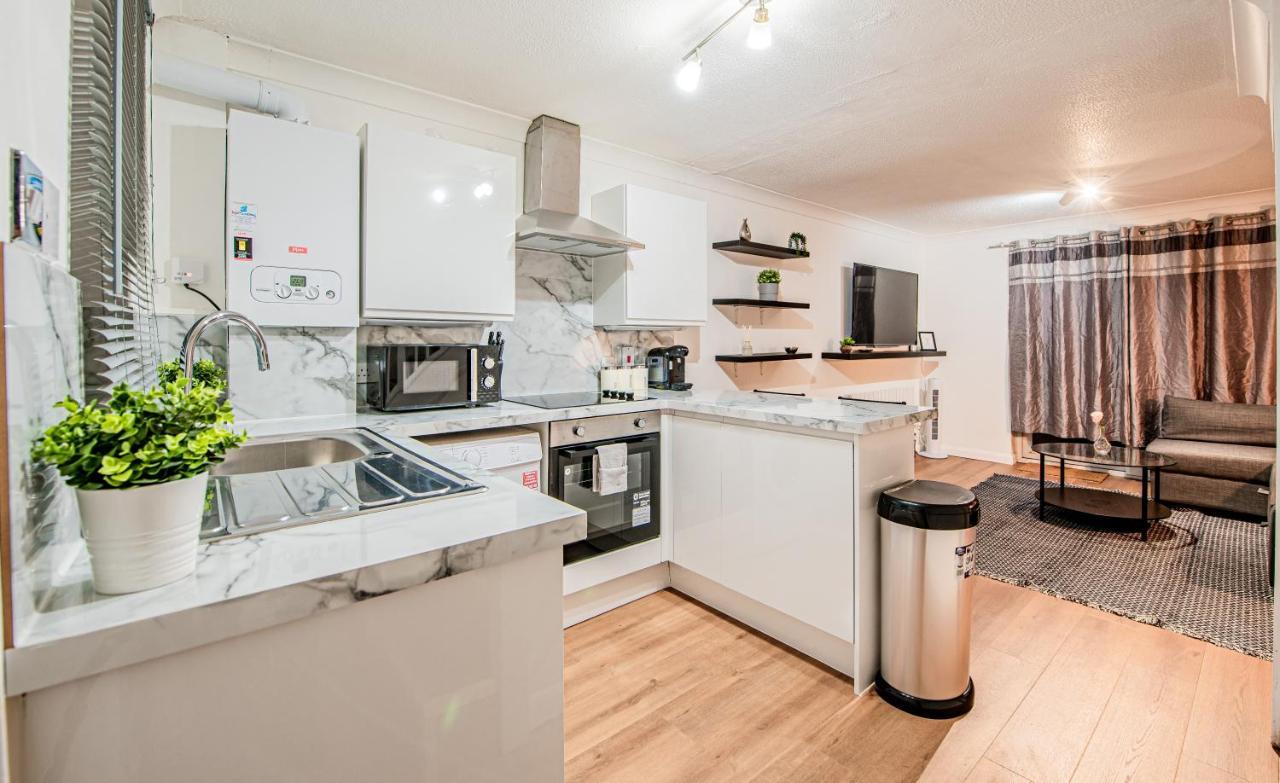 Bright Cosy With Parking And Outdoor Patio