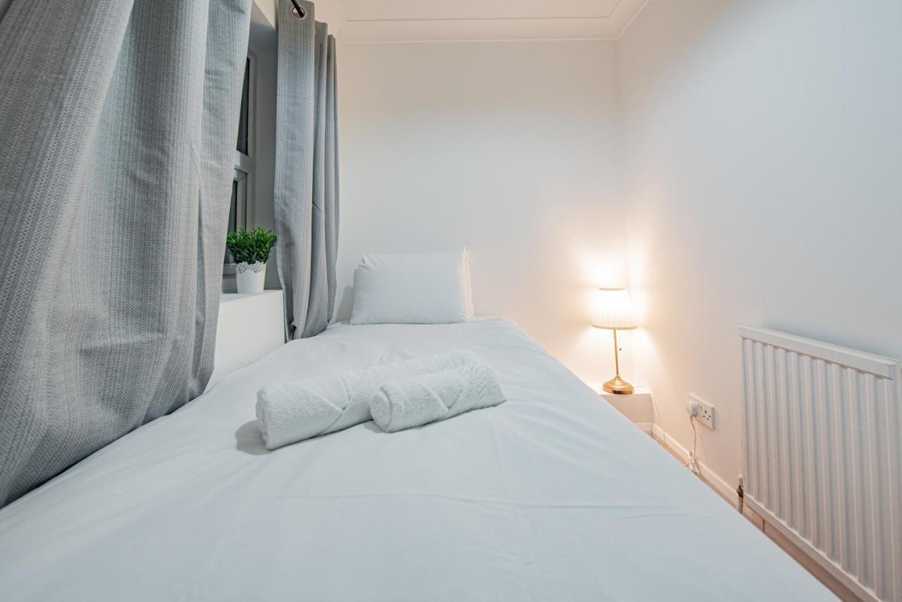 Bright Cosy With Parking And Outdoor Patio * London