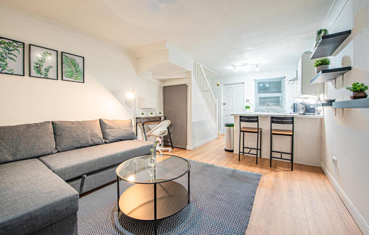Bright Cosy With Parking And Outdoor Patio Apartment London