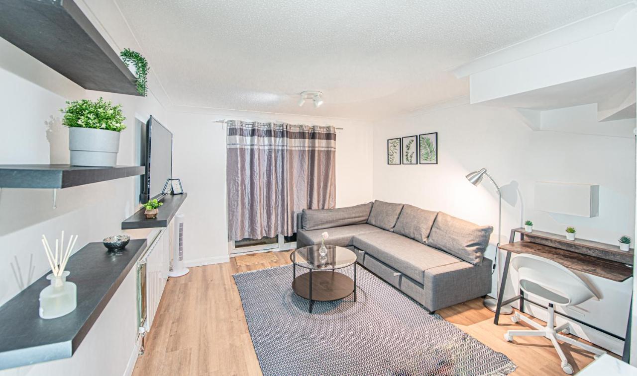 Bright Cosy With Parking And Outdoor Patio *