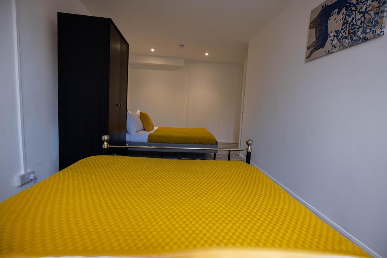 3 Bedrooms-8guests-babycot-15mintopepys-freeparkg Londen