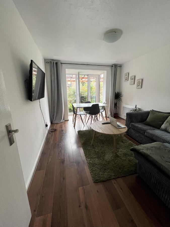 Canary Wharf Haven - Spacious & Homely Entire 1 Bedroom Flat Apartment