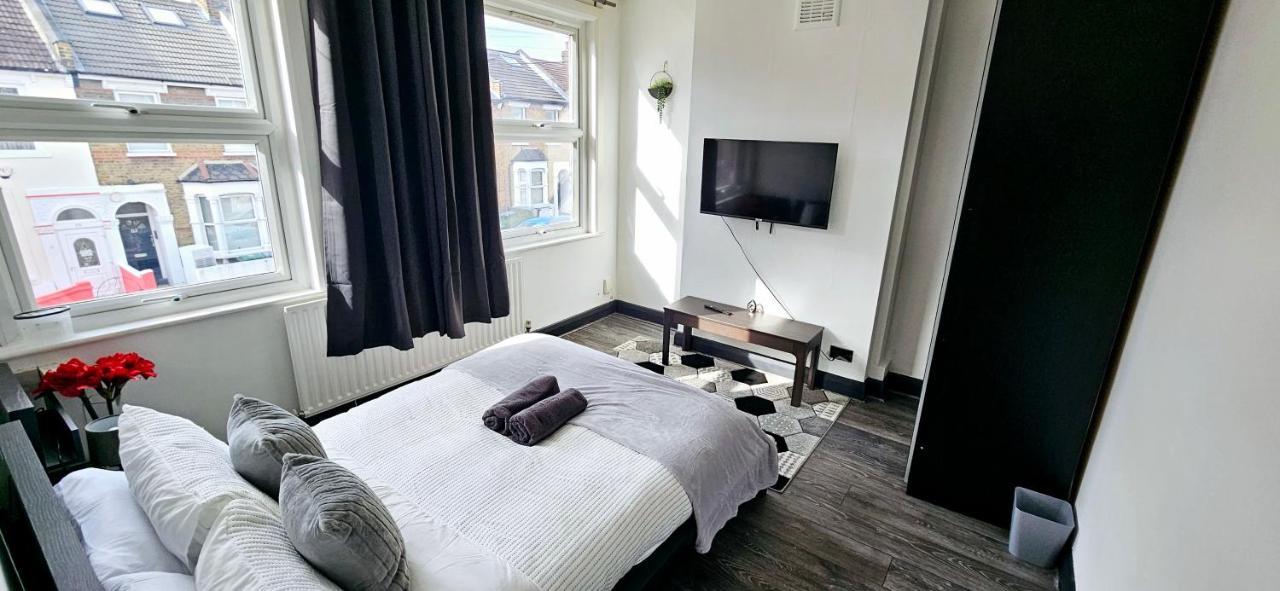 3 Bedroom House In Tottenham 10 Mins Walk From Seven Sisters Station Londres