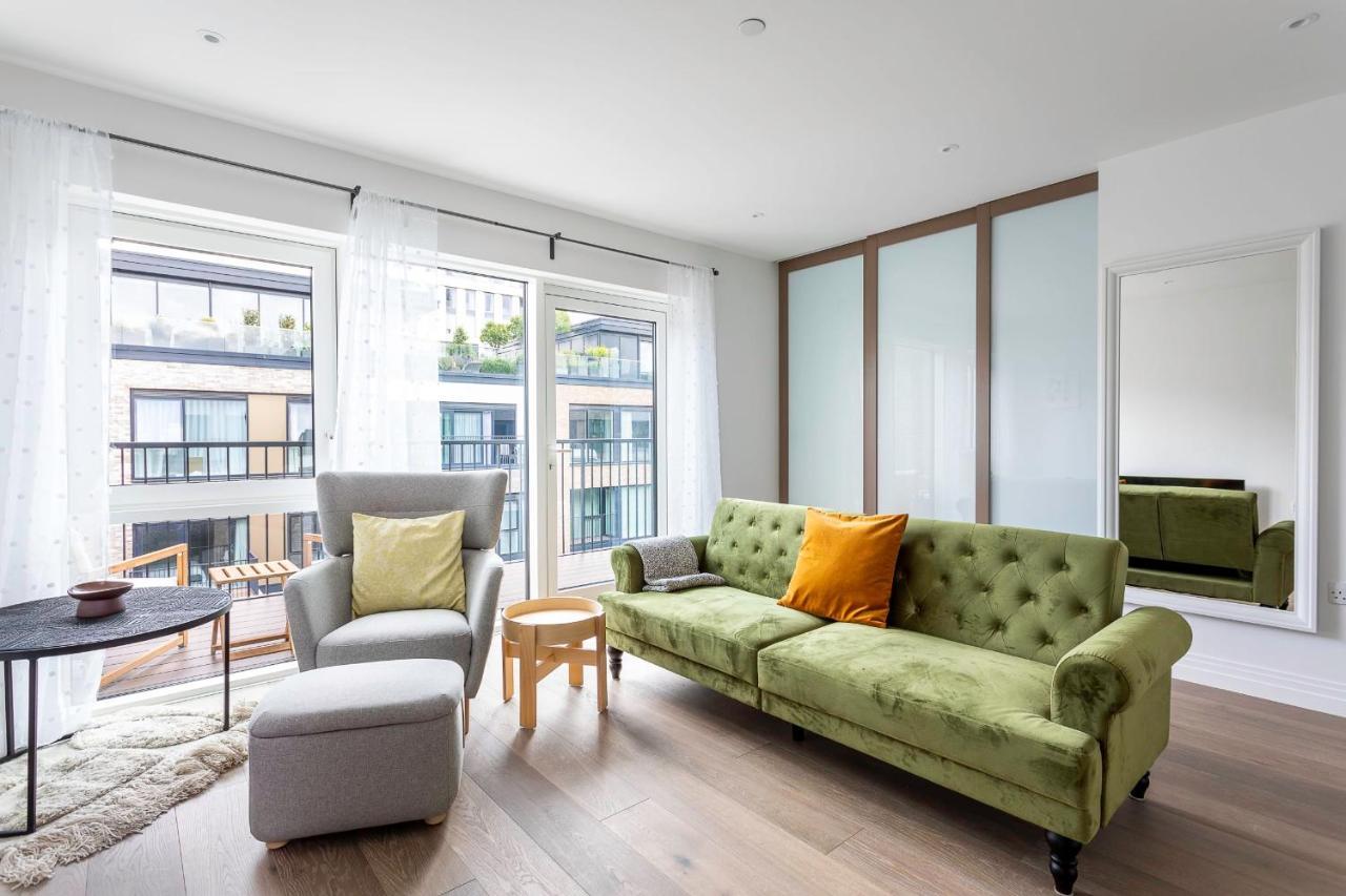 Modern Chelsea Apartment *