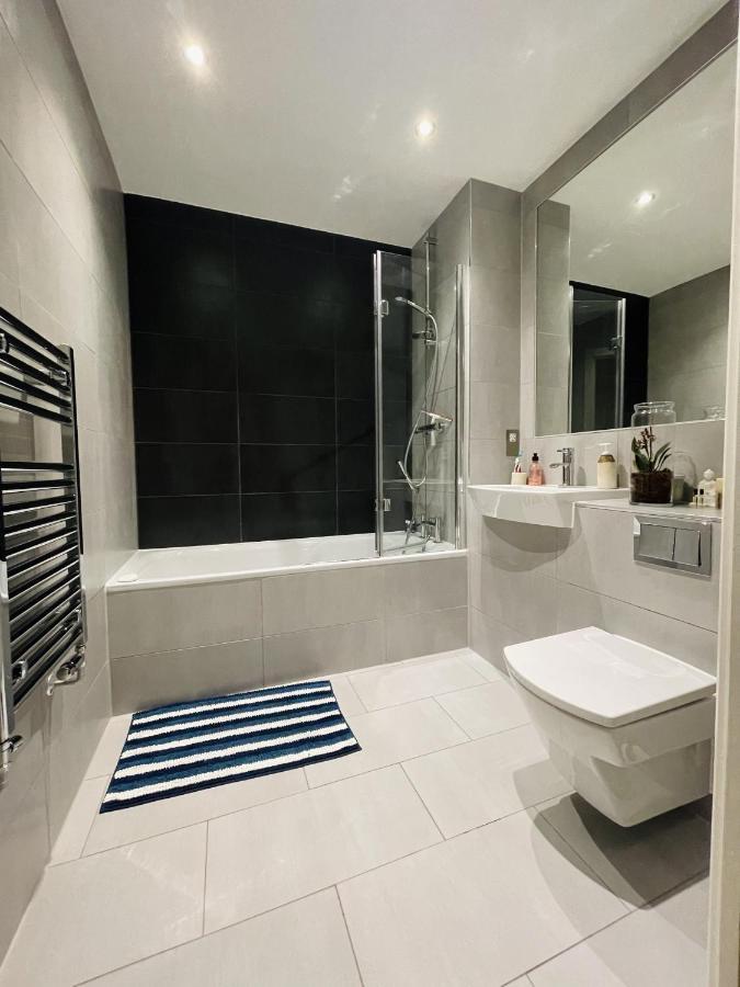 Private In Modern Flat In Great Location Londres