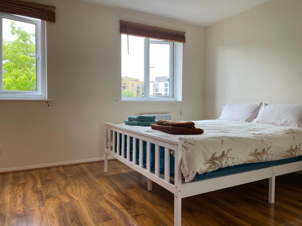 Self Contained 1 Bed Flat Next To Transport For Canary Wharf And Excel, O2 With Free Parking Apartment London