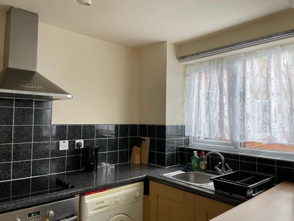 Self Contained 1 Bed Flat Next To Transport For Canary Wharf And Excel, O2 With Free Parking Apartment *