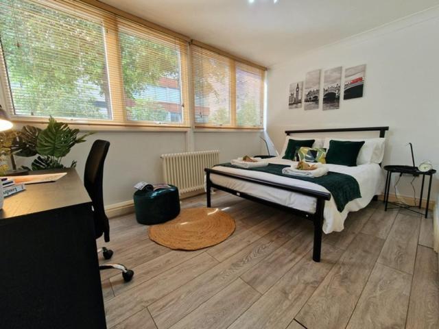 2 Bedrooms Flat In Great Location! Apartment London