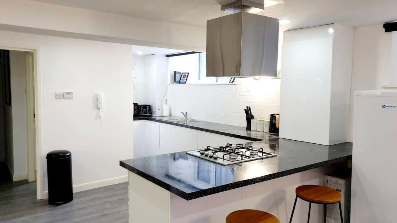 2 Bed Basement Apartment Short Term Rental & Flexible Renting Shoreditch With Free Wifi ! Apartment *
