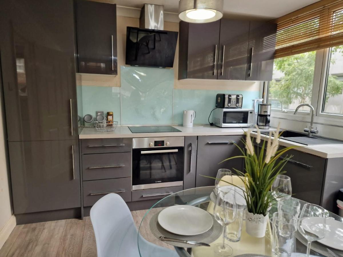 2 Bedrooms Flat In Great Location! *