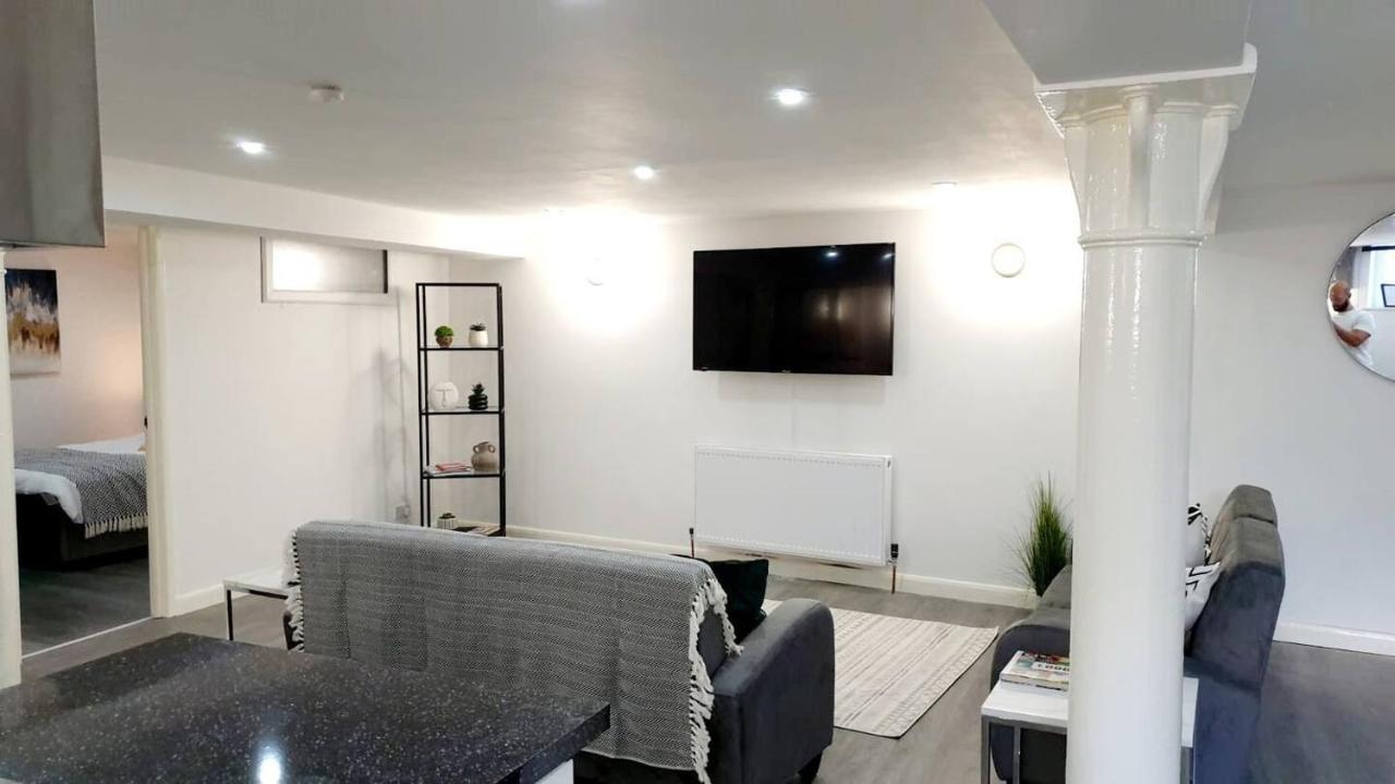 2 Bed Basement Apartment Short Term Rental & Flexible Renting Shoreditch With Free Wifi ! Apartment *