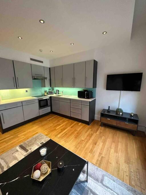 1 Bedroom In St Piccadilly Hy10 Apartment *