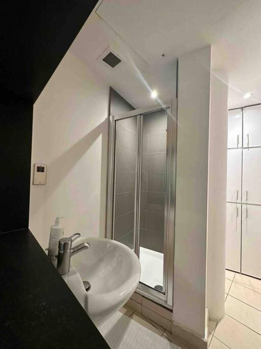 1 Bedroom In St Piccadilly Hy10 Londen