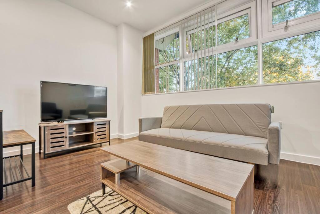 Apartment Heathrow 2-bedroom Urban Oasis *