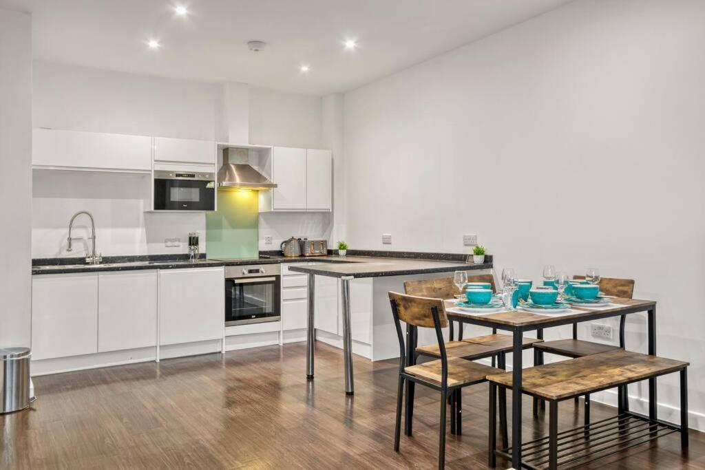 Heathrow 2-bedroom Urban Oasis Apartment *