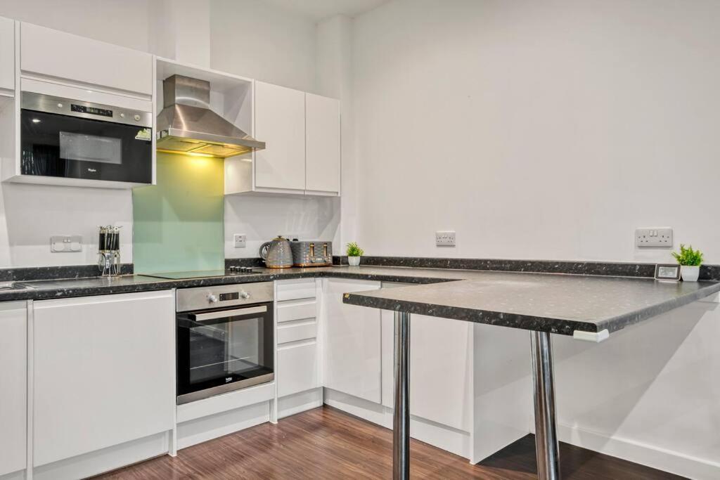 Heathrow 2-bedroom Urban Oasis Apartment