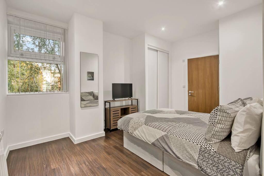 Heathrow 2-bedroom Urban Oasis Apartment *