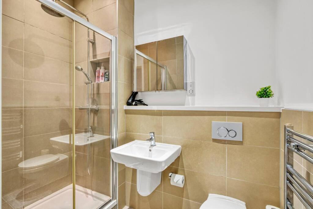 Apartment Heathrow 2-bedroom Urban Oasis *