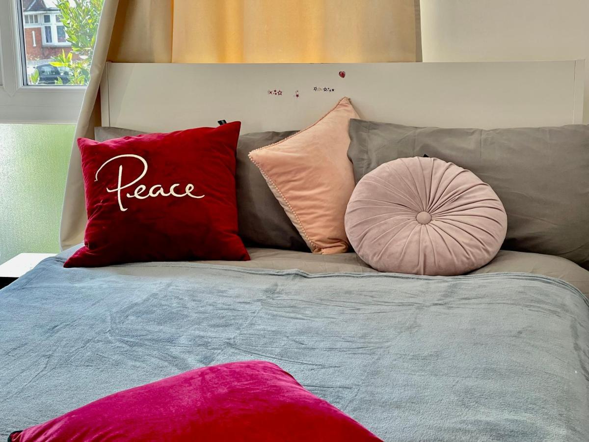 Luxury 4 Bedroom House With 4 Bathrooms - Elizabeth Line & Acton Stations At Walking Distance Villa *