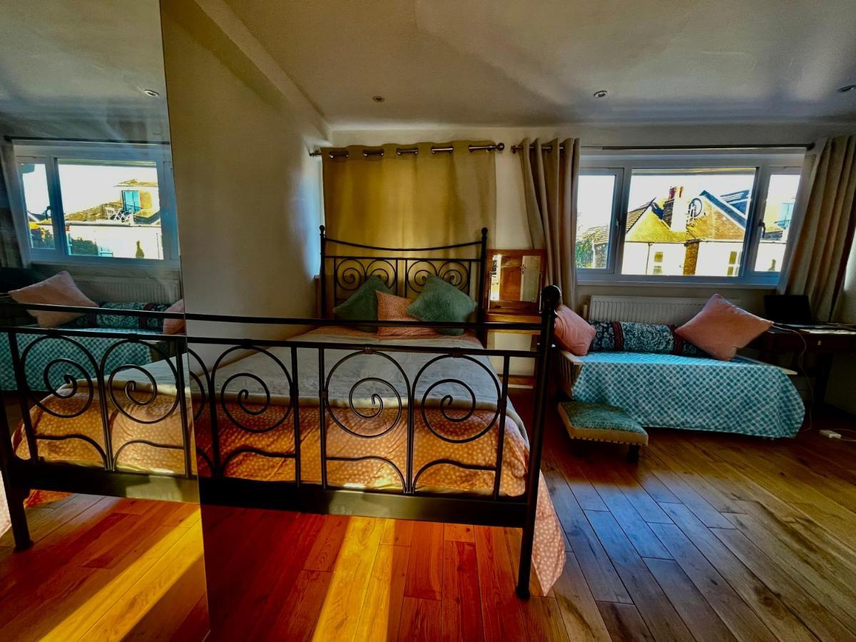 Luxury 4 Bedroom House With 4 Bathrooms - Elizabeth Line & Acton Stations At Walking Distance London