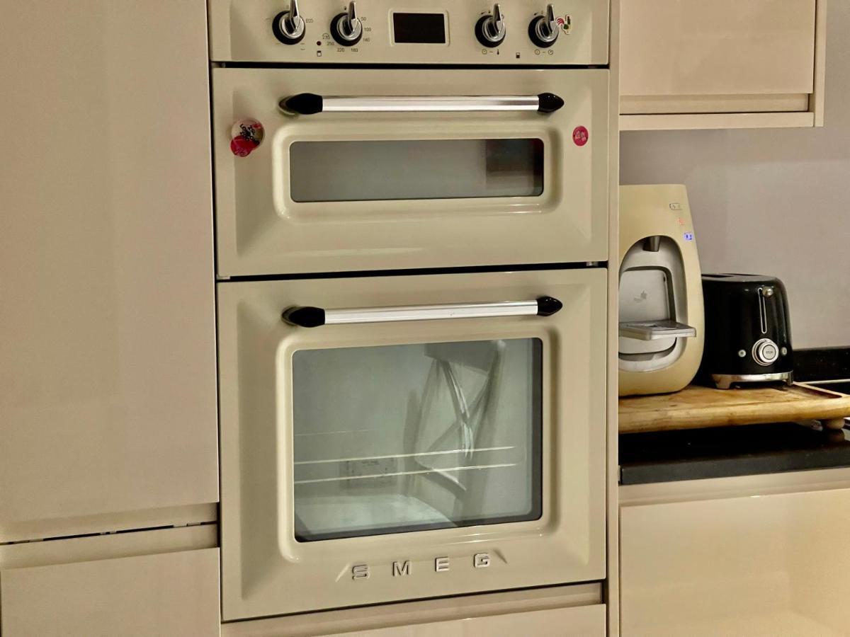 Luxury 4 Bedroom House With 4 Bathrooms - Elizabeth Line & Acton Stations At Walking Distance Villa *