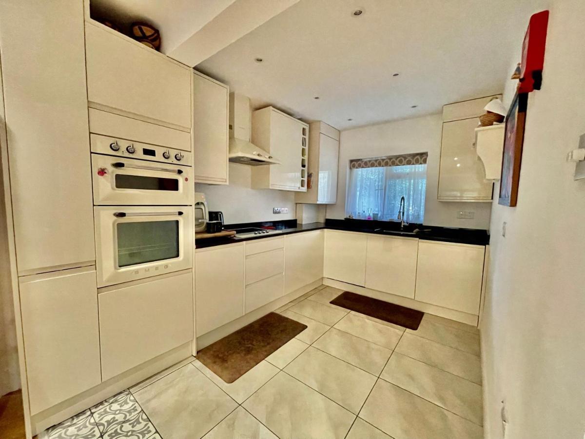 Luxury 4 Bedroom House With 4 Bathrooms - Elizabeth Line & Acton Stations At Walking Distance Villa London