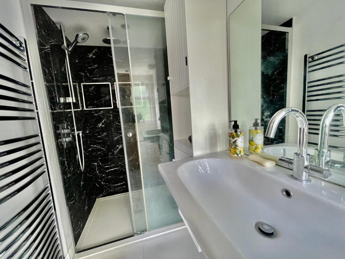 Luxury 4 Bedroom House With 4 Bathrooms - Elizabeth Line & Acton Stations At Walking Distance Villa