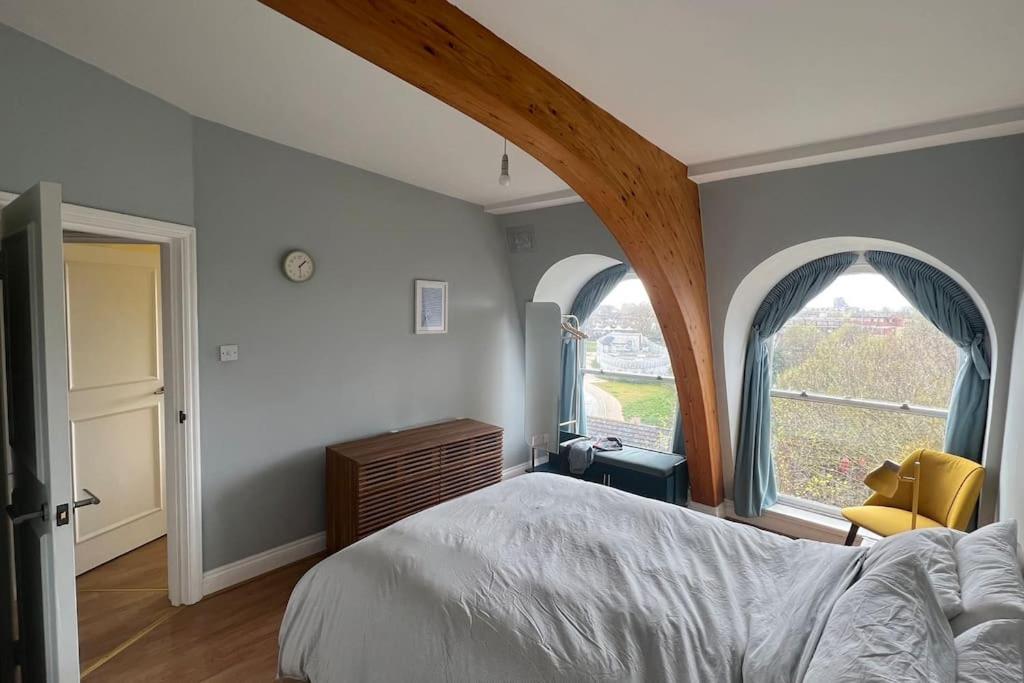 Peaceful Bright City Hide Away With Parking Apartment *