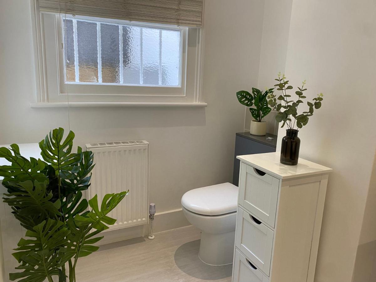 Apartment Fantastic Spacious Garden Flat With Own Private Entrance *