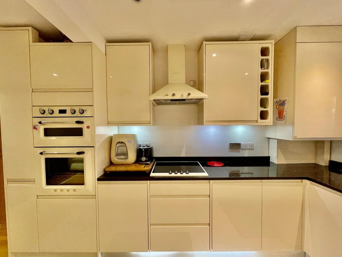 Villa Luxe Quartet: Spacious 4-bed Retreat Near Elizabeth Line *