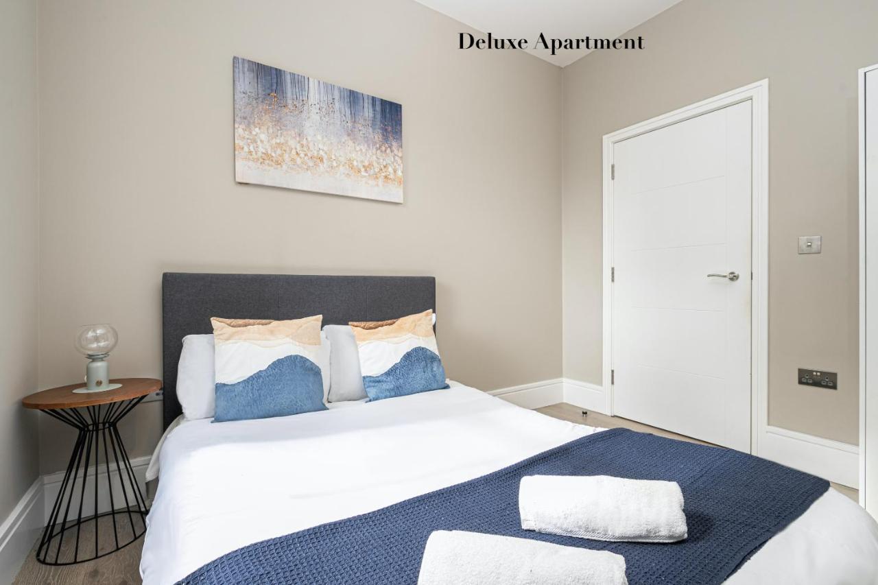 Superb Opposite Edgware Road Station * Londen