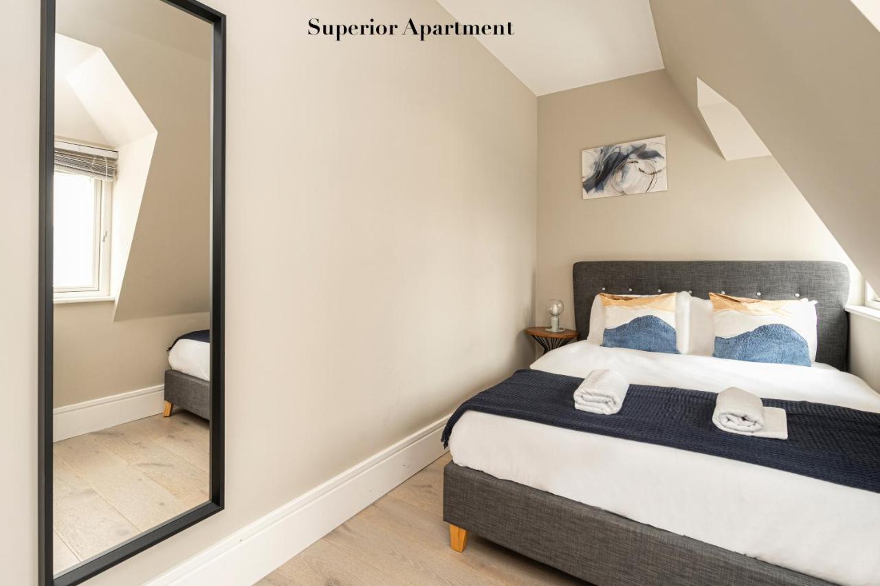 Superb Opposite Edgware Road Station Londen