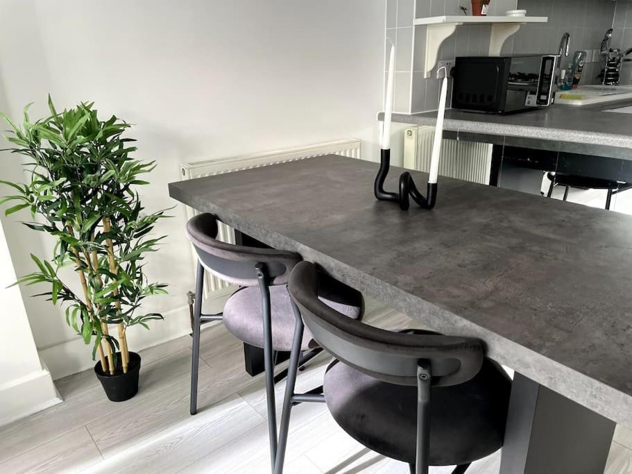 2 Bedroom Modern And Stylish *