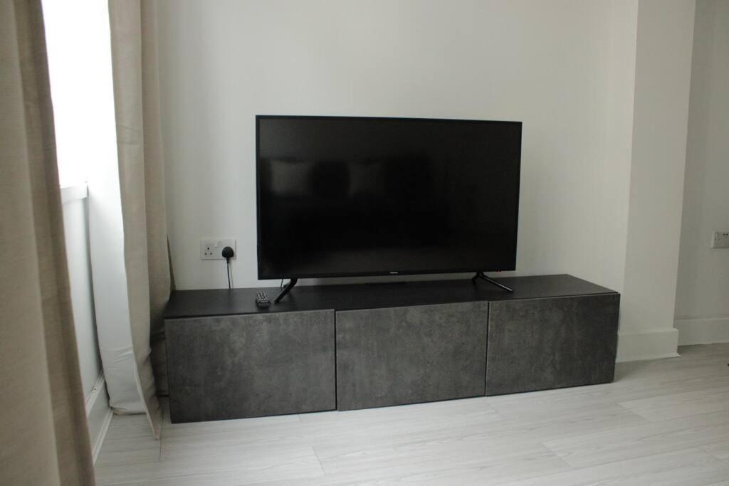 2 Bedroom Modern And Stylish *