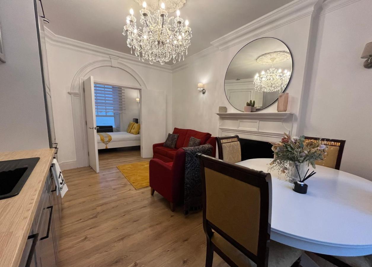 Hyde Park - One Bedroom Apartment *