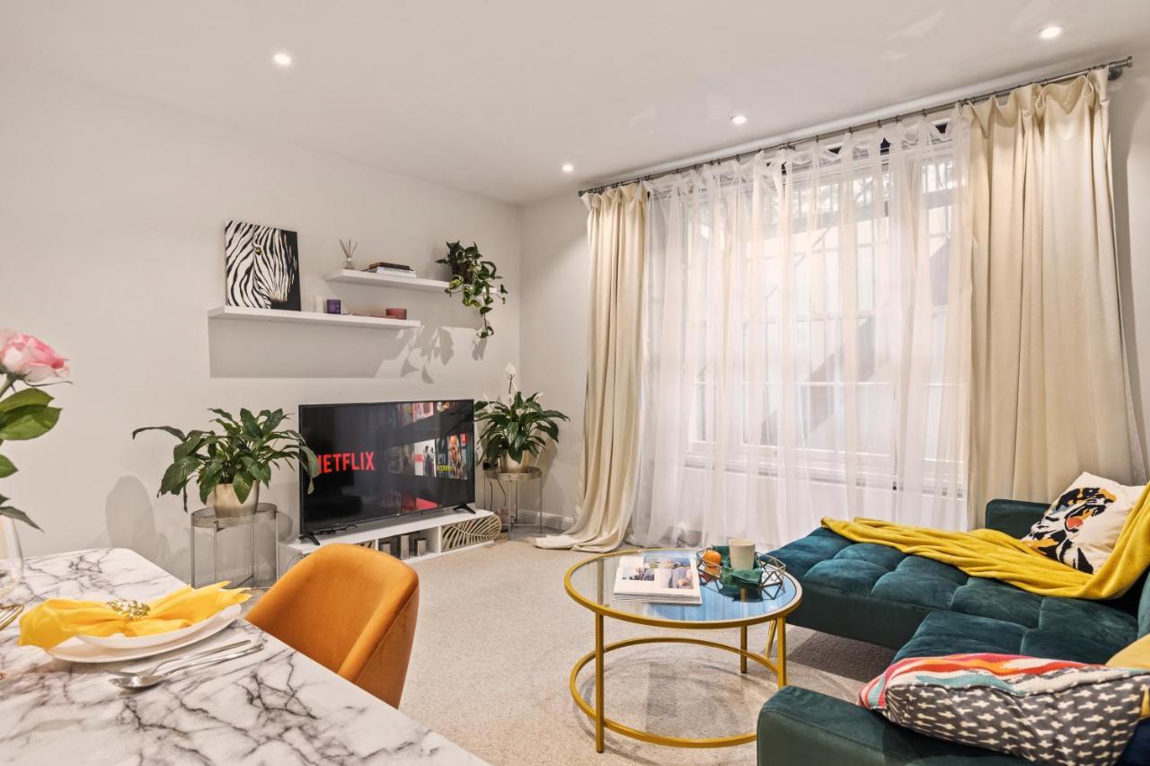 Hyde Park Luxury Two-bedroom With Patio Apartment *