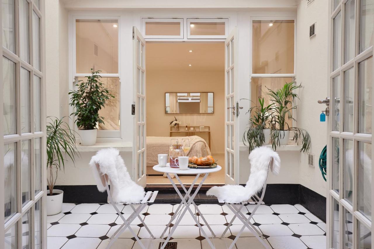 Hyde Park Luxury Two-bedroom With Patio Apartment *