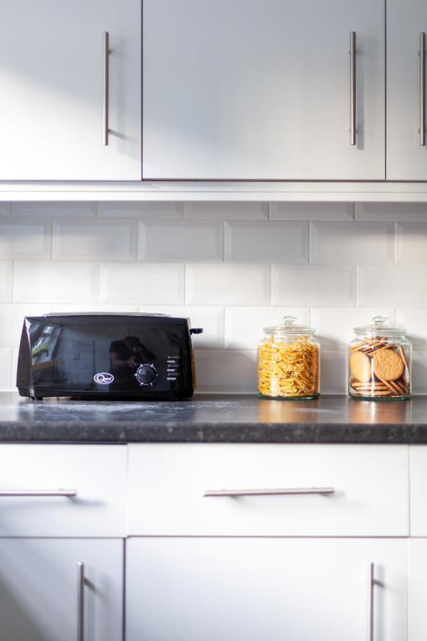 Arte - 3-bedroom Bright House London, Haggerston, Garden, Parking, 8 Min Walk To Haggerston Station, Weekly Or Monthly Stays, Serviced - 7 Guests *