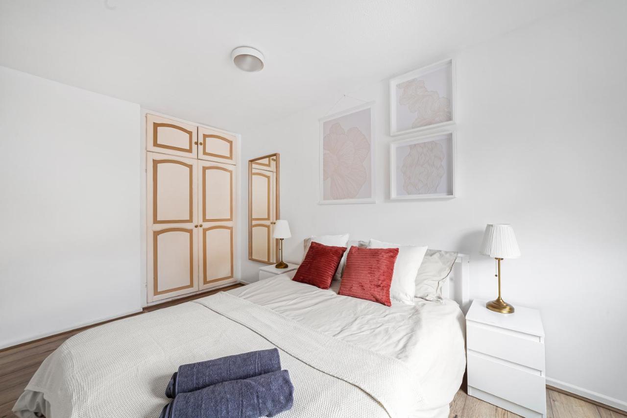Arte - 3-bedroom Bright House London, Haggerston, Garden, Parking, 8 Min Walk To Haggerston Station, Weekly Or Monthly Stays, Serviced - 7 Guests