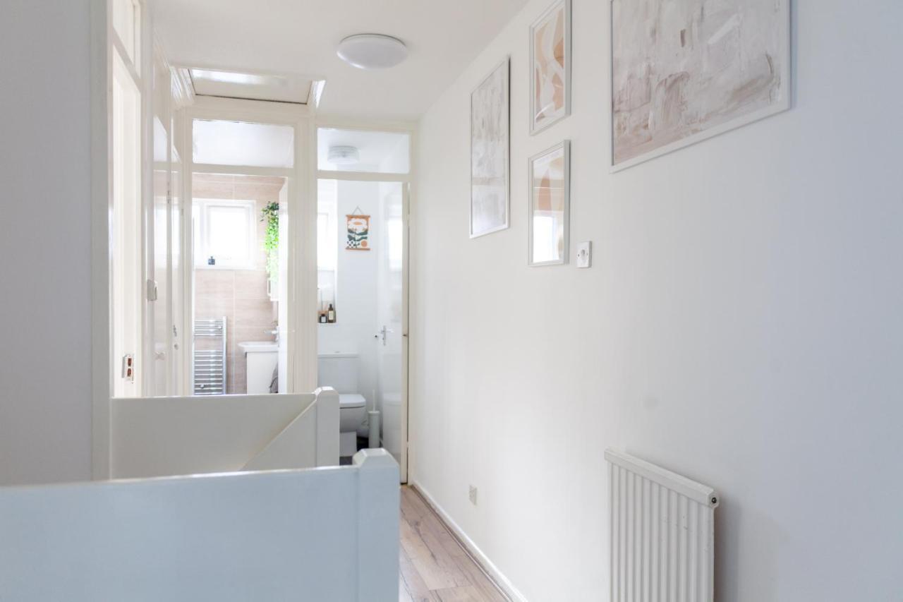 Arte - 3-bedroom Bright House London, Haggerston, Garden, Parking, 8 Min Walk To Haggerston Station, Weekly Or Monthly Stays, Serviced - 7 Guests