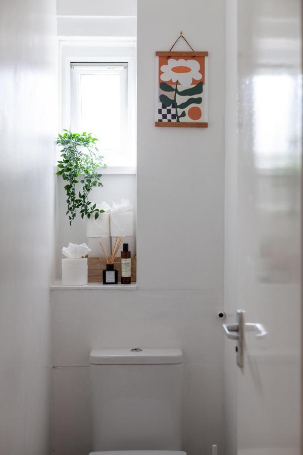 Arte - 3-bedroom Bright House London, Haggerston, Garden, Parking, 8 Min Walk To Haggerston Station, Weekly Or Monthly Stays, Serviced - 7 Guests