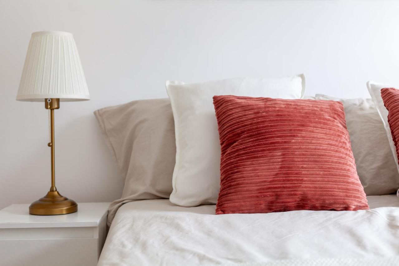 Arte - 3-bedroom Bright House London, Haggerston, Garden, Parking, 8 Min Walk To Haggerston Station, Weekly Or Monthly Stays, Serviced - 7 Guests * London