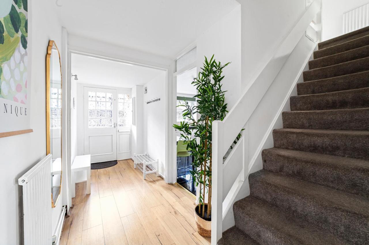 Arte - 3-bedroom Bright House London, Haggerston, Garden, Parking, 8 Min Walk To Haggerston Station, Weekly Or Monthly Stays, Serviced - 7 Guests Vakantiehuis