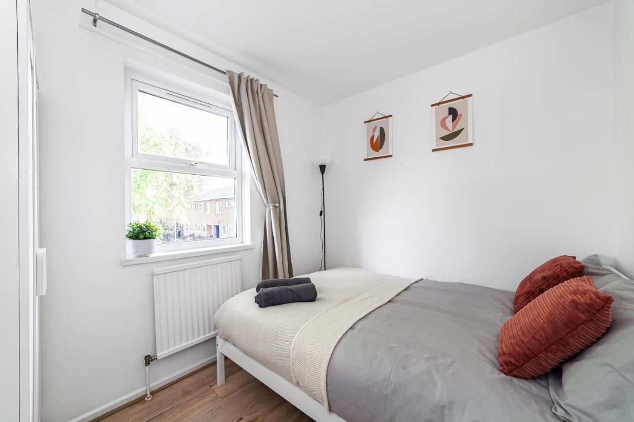 Arte - 3-bedroom Bright House London, Haggerston, Garden, Parking, 8 Min Walk To Haggerston Station, Weekly Or Monthly Stays, Serviced - 7 Guests *
