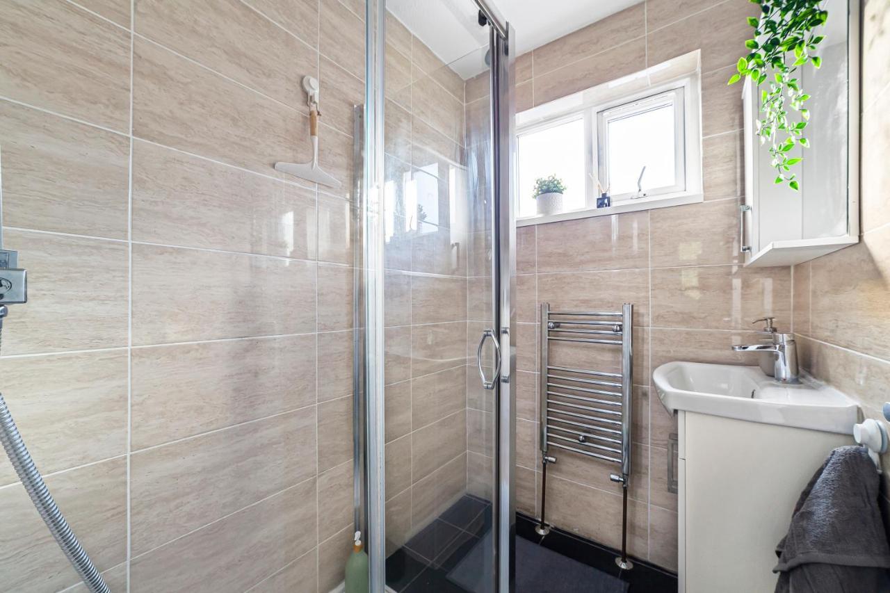 Vakantiehuis Arte - 3-bedroom Bright House London, Haggerston, Garden, Parking, 8 Min Walk To Haggerston Station, Weekly Or Monthly Stays, Serviced - 7 Guests Londen