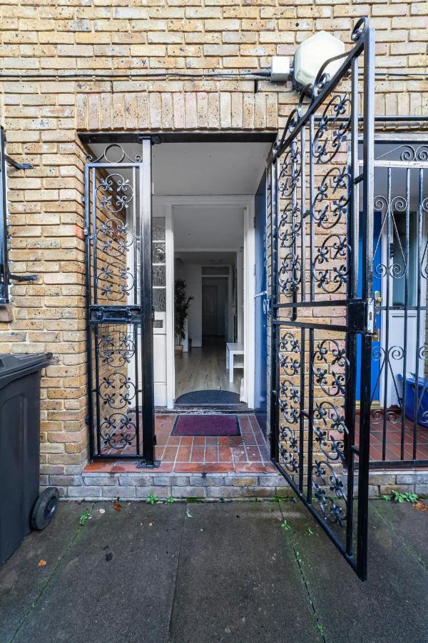 Arte - 3-bedroom Bright House London, Haggerston, Garden, Parking, 8 Min Walk To Haggerston Station, Weekly Or Monthly Stays, Serviced - 7 Guests Londen